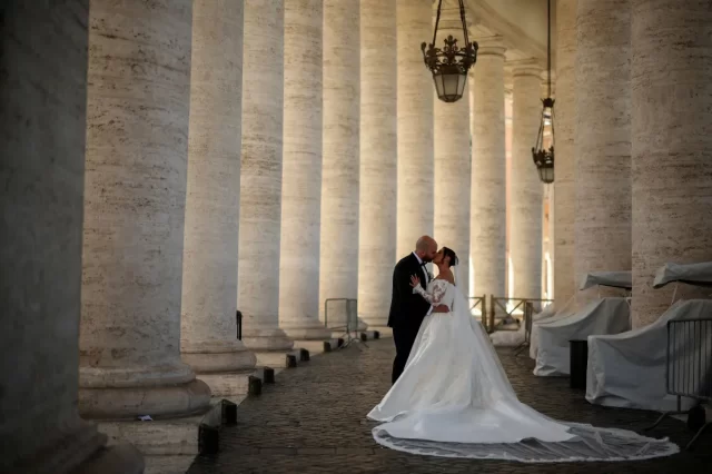 Casal-se-beija-durante-sessao-de-fotos-de-casamento-no-Vaticano