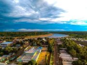 Alunos indígenas enfrentam salas sem cadeiras e merend