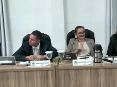 Vereadora faz gesto de cunho sexual durante sessão no interior do CE