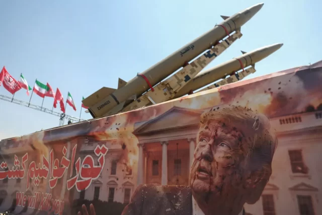 Banner-com-uma-foto-do-presidente-dos-EUA-Donald-Trump-ao-lado-de-um-sistema-de-misseis-iraniano-na-Praca-Azadi-em-Teera-Ira