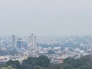 Queimadas fazem Manaus amanhecer encoberta de fumaça pelo 2º dia seguido; qualidade do ar chegou a nível ‘muito ruim’