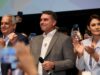 Flávio Bolsonaro recebe apoio de partidos e fala em mudar Constituição