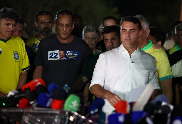 Flávio chama resultado do segundo turno de ‘sacanagem’, diz ser ‘impossível’ reconhecer derrota e que tentará anulação