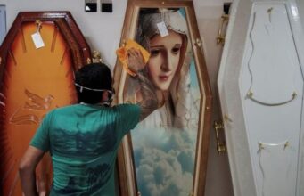 Brasil do desemprego recorde tem vagas em fábricas de caixões