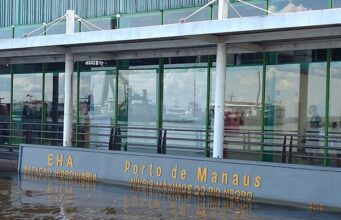 Família de pescador resgata de enchente placas de veículos que caem por crateras na BR-319 no AM