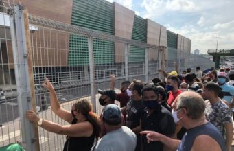 Posto de vacinação não abre e multidão que aguardava em fila tem de buscar outro local em Manaus