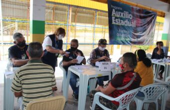 Mesmo com feriado, beneficiários podem retirar cartões do auxílio estadual no Amazonas