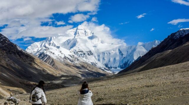 Turistas aos pés do Monte Everest, no Tibet Foto: Costfoto/Barcroft Media via Getty Images