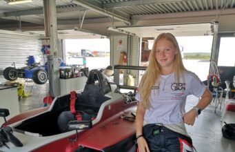 Aos 15 anos, única garota na F4 brasileira mira carreira nas pistas