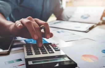 Quase 30% das famílias de Manaus tinham contas atrasadas em fevereiro deste ano