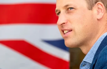 Príncipe William é flagrado vendendo revista nas ruas de Londres