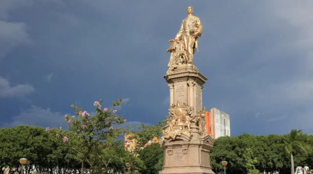 estatua-tenreiro-aranha-manaus