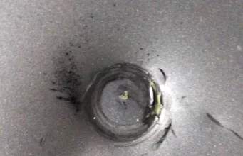 Especialistas dizem que objeto que caiu do céu e atingiu carro em SP pode ser lixo espacial e que poderia matar pessoa