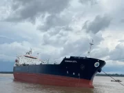 Em meio à seca, navio petroleiro erra caminho e tomba no meio do Rio Amazonas