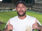Neymar voltará ao Santos? Presidente abre o jogo sobre chances Neymar foi assistir ao jogo entre Santos e Corinthians na Vila Belmiro Guilherme Kastner/Santos