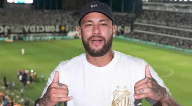 Neymar foi assistir ao jogo entre Santos e Corinthians na Vila Belmiro Guilherme Kastner/Santos