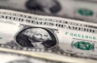 Dólar abre em queda com mercado de olho em política tarifária de Trump