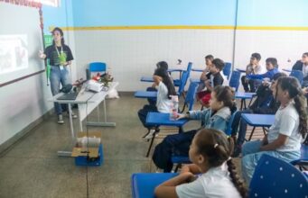 Prefeitura de Manaus paga 14º salário para mais de 1,8 mil servidores da educação nesta quarta-feira
