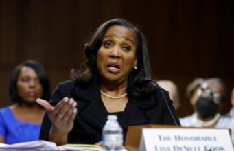 Trump pede à Suprema Corte que permita demissão de Lisa Cook do Fed