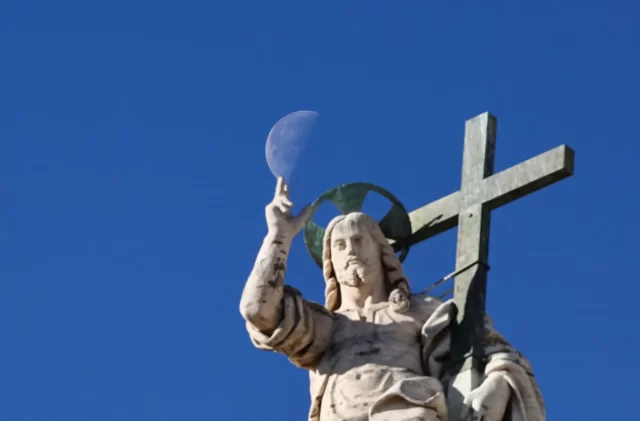 Lua-aparece-atras-da-estatua-do-Cristo-Redentor-na-fachada-da-Basilica-de-Sao-Pedro