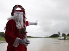 Papai Noel em barco distribui presentes em comunidades ribeirinhas