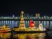 Balsa com Papai Noel leva Natal para comunidades ribeirinhas em Manaus