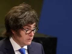 Milei compartilha post que mostra Brasil como favela e Argentina futurista