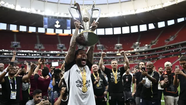 memphis-depay-trofeu-corinthians-supercopa-do-brasil-2-e1769986854489