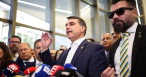 Depois de dizer que não tinha relação com Vorcaro, Flávio Bolsonaro admite visita ao banqueiro após 1ª prisão do dono do Master