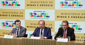 Governo cria subsídio de até R$ 0,89 para segurar preço da gasolina