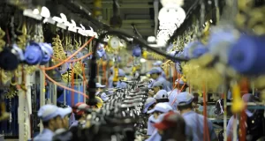 Parecer da 6×1 é adiado em meio à pressão para transição de 10 anos