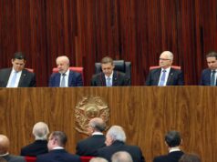 Lula e Alcolumbre ficam lado a lado no TSE sem conversa ou cumprimentos