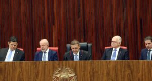 Lula e Alcolumbre ficam lado a lado no TSE sem conversa ou cumprimentos