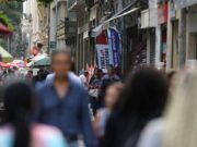 Taxa de desemprego de pretos é 55% maior que a de brancos, revela IBGE
