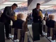 Ronaldo Fenômeno leva taça da Copa do Mundo para Trump encostar em camarote