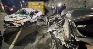 Carreta tomba após colisão com dois carros na Avenida das Torres, em Manaus