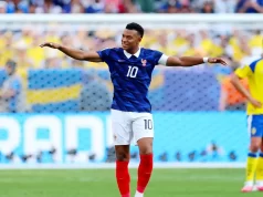 Com dois gols de Mbappé, França despacha Suécia e avança às oitavas