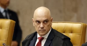 Moraes suspende visitas de Flávio a Bolsonaro na prisão domiciliar