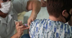 Projeto propõe que vacinação contra Covid-19 de crianças dependa de autorização dos pais em Manaus