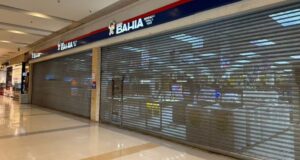 Casas Bahia demite 3 mil funcionários e fecha quase 300 lojas em agosto; entenda