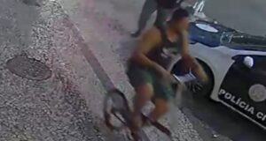 Segurança preso pelo espancamento de Cláudio Rafael chegou à DP para depor pedalando bicicleta usada pela vítima