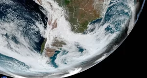 Ciclone extratropical se forma na costa e Inmet emite alerta no Brasil