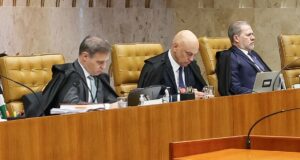 Moraes acusa Mendonça de querer incluir seu nome em delação de Vorcaro