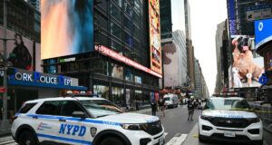 Mulher que esfaqueou 2 na Times Square é cercada e baleada por policiais em Nova York