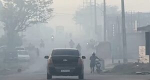 Lábrea fica encoberta por fumaça após incêndio em lixão; morador diz que fogo dura mais de um mês