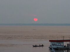 Fumaça encobre pôr do sol em meio a queimadas em Itacoatiara