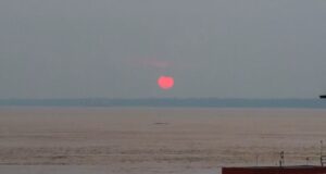 Fumaça encobre pôr do sol em meio a queimadas em Itacoatiara