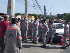Eletricistas terceirizados da Âmbar Energia fazem paralisação em Manaus e cobram melhores condições de trabalho