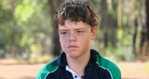Menino de 13 anos nadou 4 km no mar agitado, correu na praia e ligou para o resgate para salvar a família — e acabou virando ‘herói do mar’