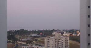 Manaus amanhece encoberta por fumaça após incêndio atingir 441 hectares de vegetação no AM
